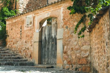 İspanyol tarzı Fornalutx, Mayorka ya da Mallorca adasının Eski Kasabası 'nda bir ortaçağ sokağı manzarası