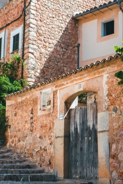 İspanyol tarzı Fornalutx, Mayorka ya da Mallorca adasının Eski Kasabası 'nda bir ortaçağ sokağı manzarası