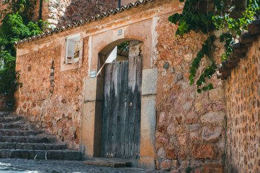 İspanyol tarzı Fornalutx, Mayorka ya da Mallorca adasının Eski Kasabası 'nda bir ortaçağ sokağı manzarası