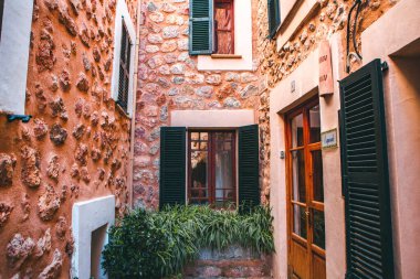 İspanyol tarzı Fornalutx, Mayorka ya da Mallorca adasının Eski Kasabası 'nda bir ortaçağ sokağı manzarası