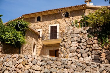 İspanyol tarzı Fornalutx, Mayorka ya da Mallorca adasının Eski Kasabası 'nda bir ortaçağ sokağı manzarası