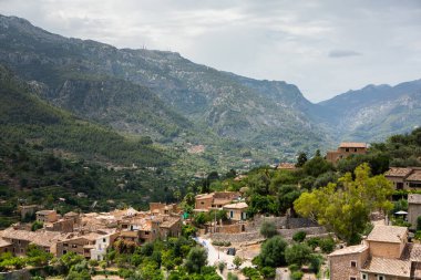 İspanyol tarzı Fornalutx, Mayorka ya da Mallorca adasının Eski Kasabası 'nda bir ortaçağ sokağı manzarası