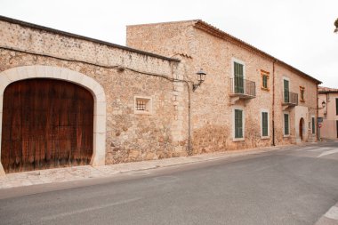 İspanya 'nın Mayorka ya da Mallorca adasındaki İspanyol tarzı Mancor de la Vall kasabasının ortaçağ caddesinin manzarası.