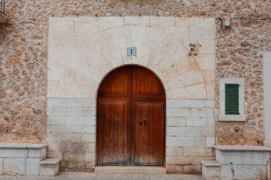 İspanya 'nın Mayorka ya da Mallorca adasındaki İspanyol tarzı Mancor de la Vall kasabasının ortaçağ caddesinin manzarası.
