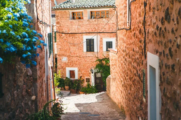 Vista Uma Rua Medieval Cidade Velha Pitoresca Vila Estilo Espanhol — Fotografia de Stock