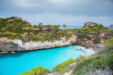 Calo des Moro, Mayorka, İspanya. Güzel sahil manzarası, egzotik tropik ada doğası, mavi deniz suyu, okyanus dalgaları, yaz tatili.