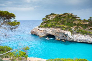 Calo des Moro, Mayorka, İspanya. Güzel sahil manzarası, egzotik tropik ada doğası, mavi deniz suyu, okyanus dalgaları, yaz tatili.