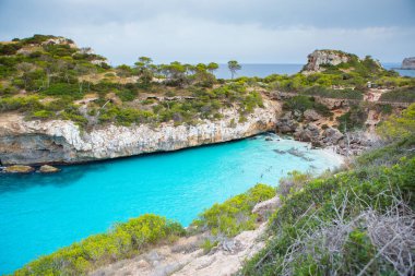 Calo des Moro, Mayorka, İspanya. Güzel sahil manzarası, egzotik tropik ada doğası, mavi deniz suyu, okyanus dalgaları, yaz tatili.