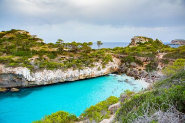 Calo des Moro, Mayorka, İspanya. Güzel sahil manzarası, egzotik tropik ada doğası, mavi deniz suyu, okyanus dalgaları, yaz tatili.