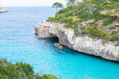 Calo des Moro, Mayorka, İspanya. Güzel sahil manzarası, egzotik tropik ada doğası, mavi deniz suyu, okyanus dalgaları, yaz tatili.