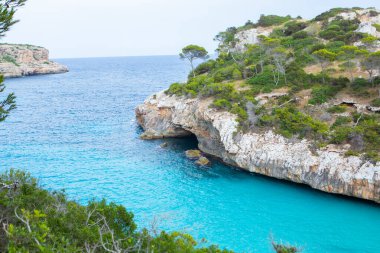 Calo des Moro, Mayorka, İspanya. Güzel sahil manzarası, egzotik tropik ada doğası, mavi deniz suyu, okyanus dalgaları, yaz tatili.