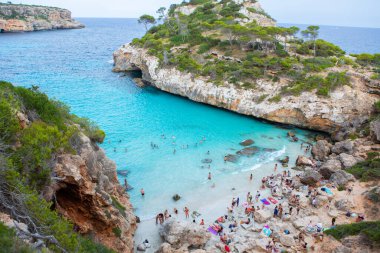 Calo des Moro, Mayorka, İspanya. Güzel sahil manzarası, egzotik tropik ada doğası, mavi deniz suyu, okyanus dalgaları, yaz tatili.
