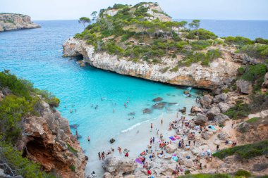 Calo des Moro, Mayorka, İspanya. Güzel sahil manzarası, egzotik tropik ada doğası, mavi deniz suyu, okyanus dalgaları, yaz tatili.