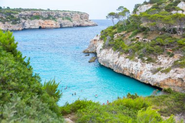 Calo des Moro, Mayorka, İspanya. Güzel sahil manzarası, egzotik tropik ada doğası, mavi deniz suyu, okyanus dalgaları, yaz tatili.