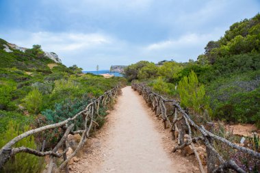 Calo des Moro, Mayorka, İspanya. Güzel sahil manzarası, egzotik tropik ada doğası, mavi deniz suyu, okyanus dalgaları, yaz tatili.