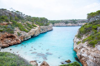Calo des Moro, Mayorka, İspanya. Güzel sahil manzarası, egzotik tropik ada doğası, mavi deniz suyu, okyanus dalgaları, yaz tatili.