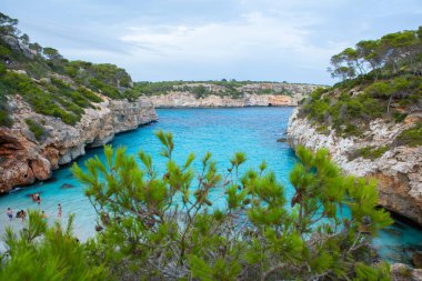 Calo des Moro, Mayorka, İspanya. Güzel sahil manzarası, egzotik tropik ada doğası, mavi deniz suyu, okyanus dalgaları, yaz tatili.