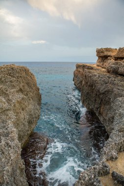 Calo des Moro, Mayorka, İspanya. Güzel sahil manzarası, egzotik tropik ada doğası, mavi deniz suyu, okyanus dalgaları, yaz tatili.