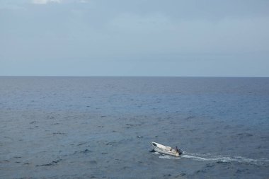 Calo des Moro, Mayorka, İspanya. Güzel sahil manzarası, egzotik tropik ada doğası, mavi deniz suyu, okyanus dalgaları, yaz tatili.
