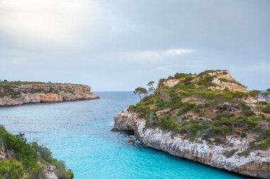 Calo des Moro, Mayorka, İspanya. Güzel sahil manzarası, egzotik tropik ada doğası, mavi deniz suyu, okyanus dalgaları, yaz tatili.