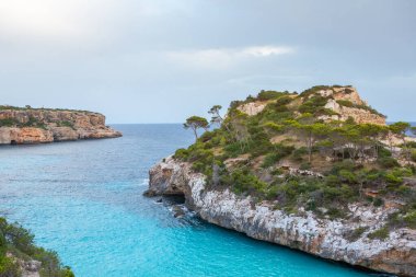 Calo des Moro, Mayorka, İspanya. Güzel sahil manzarası, egzotik tropik ada doğası, mavi deniz suyu, okyanus dalgaları, yaz tatili.