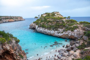 Calo des Moro, Mayorka, İspanya. Güzel sahil manzarası, egzotik tropik ada doğası, mavi deniz suyu, okyanus dalgaları, yaz tatili.