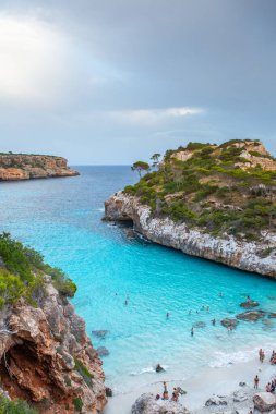 Calo des Moro, Mayorka, İspanya. Güzel sahil manzarası, egzotik tropik ada doğası, mavi deniz suyu, okyanus dalgaları, yaz tatili.