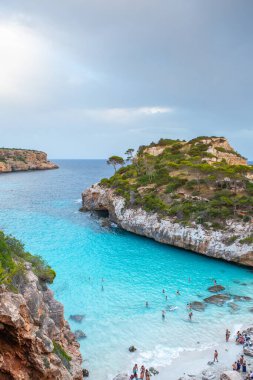 Calo des Moro, Mayorka, İspanya. Güzel sahil manzarası, egzotik tropik ada doğası, mavi deniz suyu, okyanus dalgaları, yaz tatili.