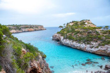 Calo des Moro, Mayorka, İspanya. Güzel sahil manzarası, egzotik tropik ada doğası, mavi deniz suyu, okyanus dalgaları, yaz tatili.