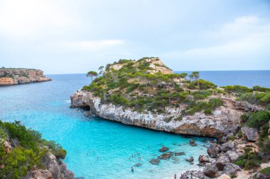 Calo des Moro, Mayorka, İspanya. Güzel sahil manzarası, egzotik tropik ada doğası, mavi deniz suyu, okyanus dalgaları, yaz tatili.