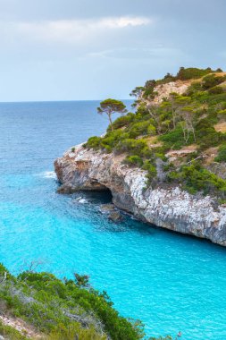 Calo des Moro, Mayorka, İspanya. Güzel sahil manzarası, egzotik tropik ada doğası, mavi deniz suyu, okyanus dalgaları, yaz tatili.