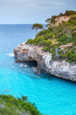 Calo des Moro, Mayorka, İspanya. Güzel sahil manzarası, egzotik tropik ada doğası, mavi deniz suyu, okyanus dalgaları, yaz tatili.