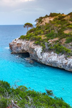 Calo des Moro, Mayorka, İspanya. Güzel sahil manzarası, egzotik tropik ada doğası, mavi deniz suyu, okyanus dalgaları, yaz tatili.
