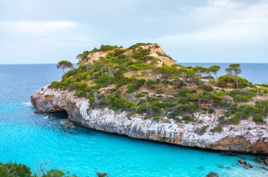 Calo des Moro, Mayorka, İspanya. Güzel sahil manzarası, egzotik tropik ada doğası, mavi deniz suyu, okyanus dalgaları, yaz tatili.