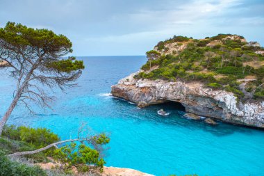 Calo des Moro, Mayorka, İspanya. Güzel sahil manzarası, egzotik tropik ada doğası, mavi deniz suyu, okyanus dalgaları, yaz tatili.