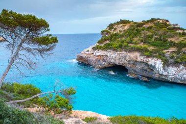 Calo des Moro, Mayorka, İspanya. Güzel sahil manzarası, egzotik tropik ada doğası, mavi deniz suyu, okyanus dalgaları, yaz tatili.