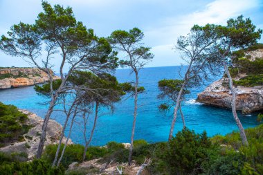 Calo des Moro, Mayorka, İspanya. Güzel sahil manzarası, egzotik tropik ada doğası, mavi deniz suyu, okyanus dalgaları, yaz tatili.