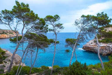 Calo des Moro, Mayorka, İspanya. Güzel sahil manzarası, egzotik tropik ada doğası, mavi deniz suyu, okyanus dalgaları, yaz tatili.