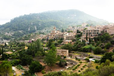 İspanya 'nın Mayorka ya da Mallorca adalarındaki Valdemossa kentinin ortaçağ İspanyol tarzı bir caddesinin manzarası.
