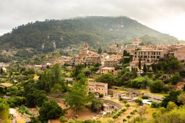 İspanya 'nın Mayorka ya da Mallorca adalarındaki Valdemossa kentinin ortaçağ İspanyol tarzı bir caddesinin manzarası.