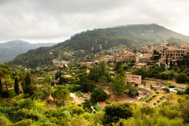 İspanya 'nın Mayorka ya da Mallorca adalarındaki Valdemossa kentinin ortaçağ İspanyol tarzı bir caddesinin manzarası.