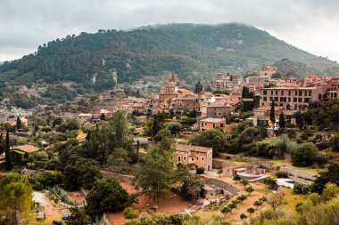 İspanya 'nın Mayorka ya da Mallorca adalarındaki Valdemossa kentinin ortaçağ İspanyol tarzı bir caddesinin manzarası.
