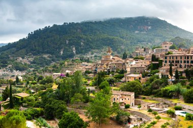 İspanya 'nın Mayorka ya da Mallorca adalarındaki Valdemossa kentinin ortaçağ İspanyol tarzı bir caddesinin manzarası.