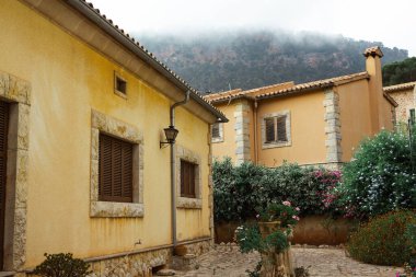 İspanya 'nın Mayorka ya da Mallorca adalarındaki Valdemossa kentinin ortaçağ İspanyol tarzı bir caddesinin manzarası.