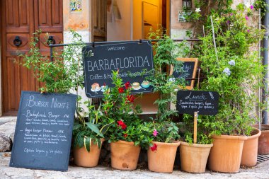 İspanya 'nın Mayorka ya da Mallorca adalarındaki Valdemossa kentinin ortaçağ İspanyol tarzı bir caddesinin manzarası.