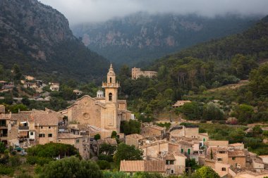 İspanya 'nın Mayorka ya da Mallorca adalarındaki Valdemossa kentinin ortaçağ İspanyol tarzı bir caddesinin manzarası.