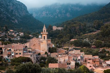 İspanya 'nın Mayorka ya da Mallorca adalarındaki Valdemossa kentinin ortaçağ İspanyol tarzı bir caddesinin manzarası.