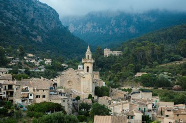 İspanya 'nın Mayorka ya da Mallorca adalarındaki Valdemossa kentinin ortaçağ İspanyol tarzı bir caddesinin manzarası.