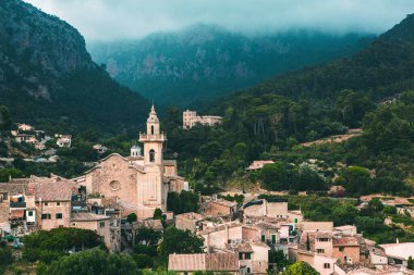 İspanya 'nın Mayorka ya da Mallorca adalarındaki Valdemossa kentinin ortaçağ İspanyol tarzı bir caddesinin manzarası.