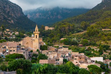 İspanya 'nın Mayorka ya da Mallorca adalarındaki Valdemossa kentinin ortaçağ İspanyol tarzı bir caddesinin manzarası.